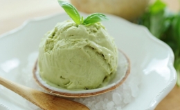 C&aacute;ch l&agrave;m kem dừa l&aacute; h&uacute;ng quế mới lạ