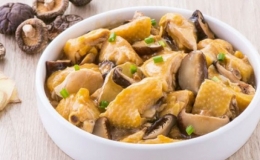 G&agrave; hấp nấm hương cho bữa cơm cuối tuần