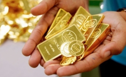 Gi&aacute; v&agrave;ng mong manh mốc 57 triệu đồng/lượng