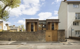 Cho&aacute;ng ngợp kh&ocirc;ng gian b&ecirc;n trong ng&ocirc;i nh&agrave; nh&igrave;n như 'l&ograve; gạch' bỏ hoang