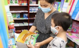 Bộ GD-ĐT y&ecirc;u cầu giảm gi&aacute; s&aacute;ch gi&aacute;o khoa, kh&ocirc;ng &eacute;p mua s&aacute;ch tham khảo