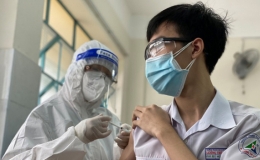 Bộ Y tế đề nghị c&aacute;c địa phương ti&ecirc;m vắc xin ph&ograve;ng Covid-19 mũi 3 cho trẻ từ 12 đến 17 tuổi