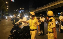 Cảnh s&aacute;t giao th&ocirc;ng phối hợp c&aacute;c cơ quan xử l&yacute; c&ocirc;ng chức vi phạm nồng độ cồn