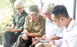 Đảng vi&ecirc;n cao tu&ocirc;̉i ở Ph&uacute;c Th&agrave;nh: Kh&ocirc;ng ngại sử dụng &ldquo;Sổ tay đảng vi&ecirc;n điện tử&rdquo;