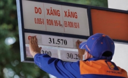 Gi&aacute; xăng vượt 31.000 đồng một l&iacute;t