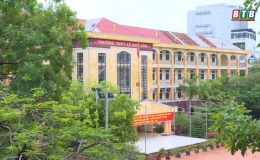 Học sinh lớp 12 &ocirc;n tập giai đoạn nước r&uacute;t