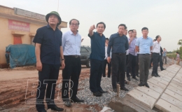 Kiểm tra c&ocirc;ng t&aacute;c ứng ph&oacute; với lũ tr&ecirc;n s&ocirc;ng Tr&agrave; L&yacute;   