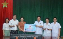Tặng qu&agrave; bệnh nh&acirc;n đang điều trị tại Bệnh viện Nhi Th&aacute;i B&igrave;nh