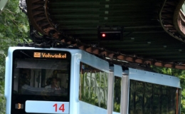 Tuyến t&agrave;u &lsquo;treo ngược&rsquo; di chuyển khắp th&agrave;nh phố