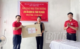 B&agrave;n giao nh&agrave; t&igrave;nh thương cho hộ ngh&egrave;o