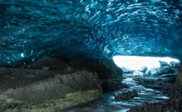 Hang động băng h&igrave;nh dạng giống trăn Anaconda khổng lồ