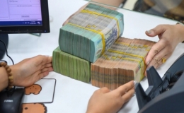 L&atilde;i suất giảm, người d&acirc;n vẫn &ugrave;n &ugrave;n gửi tiền v&agrave;o ng&acirc;n h&agrave;ng