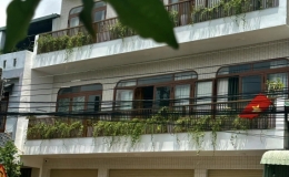 Nh&agrave; phố 3 tầng h&ograve;a hợp với thi&ecirc;n nhi&ecirc;n