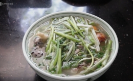 Qu&aacute;n b&uacute;n thang tấp nập kh&aacute;ch ở phố cổ H&agrave; Nội