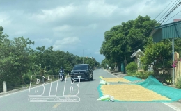 Cảnh b&aacute;o mất ATGT từ việc phơi n&ocirc;ng sản tr&ecirc;n đường giao th&ocirc;ng