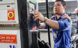 Gi&aacute; xăng vượt 23.000 đồng một l&iacute;t