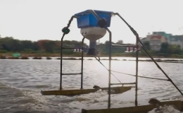 M&aacute;y gieo hạt, b&oacute;n ph&acirc;n tự trượt tr&ecirc;n c&aacute;nh đồng