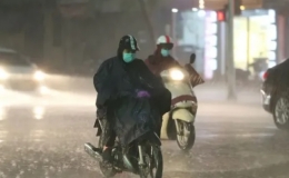 Nhiều nơi tr&ecirc;n cả nước mưa d&ocirc;ng, đề ph&ograve;ng lốc, s&eacute;t, mưa đ&aacute;