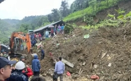 Sạt lở đất nghi&ecirc;m trọng ở Bắc Kạn, 4 người bị v&ugrave;i lấp