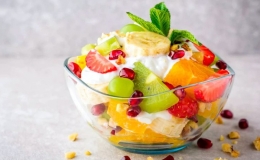 Tr&aacute;i c&acirc;y dầm v&agrave;o Top 17 m&oacute;n salad tr&aacute;i c&acirc;y ngon nhất thế giới