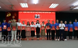 Trao chứng nhận bồi dưỡng nhận thức về Đảng cho 98 quần ch&uacute;ng ưu t&uacute;   