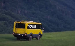 Xe bu&yacute;t địa h&igrave;nh c&oacute; thể đi qua v&ugrave;ng nước s&acirc;u