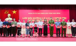 112 đảng vi&ecirc;n được cấp giấy chứng nhận ho&agrave;n th&agrave;nh lớp bồi dưỡng l&yacute; luận ch&iacute;nh trị