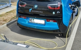 Bộ sạc xe điện ở lề đường gọn như ổ cắm ở nh&agrave;