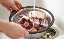 C&oacute; n&ecirc;n ng&acirc;m xương, thịt trước khi nấu?
