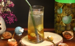 Hai c&aacute;ch l&agrave;m nước sấu ng&acirc;m đường chua ngọt th&ecirc;m cay nhẹ từ gừng