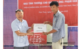  Kh&aacute;nh th&agrave;nh v&agrave; b&agrave;n giao nh&agrave; t&igrave;nh thương cho hộ ngh&egrave;o