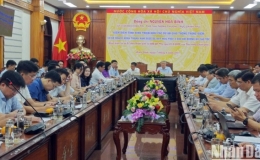 Ph&oacute; Thủ tướng Thường trực Nguyễn H&ograve;a B&igrave;nh kiểm tra t&igrave;nh h&igrave;nh triển khai c&aacute;c dự &aacute;n giao th&ocirc;ng trọng điểm tại B&igrave;nh Định