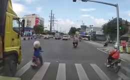 T&igrave;nh huống giao th&ocirc;ng: Xe m&aacute;y điện bất ngờ tạt ngang qua đầu &ocirc;t&ocirc; 
