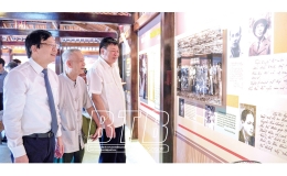 Trường dạy l&agrave;m b&aacute;o Huỳnh Th&uacute;c Kh&aacute;ng: Địa chỉ đỏ để c&aacute;c nh&agrave; b&aacute;o hướng về nguồn