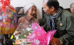 Trọn nghĩa t&igrave;nh với mẹ Việt Nam anh h&ugrave;ng