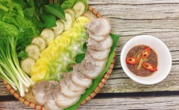 Thịt luộc cuốn b&aacute;nh tr&aacute;ng chấm mắm t&eacute;p