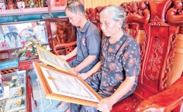 Một nh&agrave; hai mẹ Việt Nam anh h&ugrave;ng