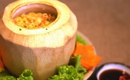 Cơm chi&ecirc;n tr&aacute;i dừa 