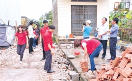 Đồng h&agrave;nh  c&ugrave;ng học sinh ngh&egrave;o hiếu học