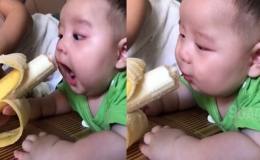 Biểu cảm kh&oacute; đỡ của cậu b&eacute; khi kh&ocirc;ng được ăn chuối