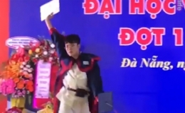 Nam sinh trổ t&agrave;i catwalk kh​i nhận bằng tốt nghiệp