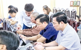 Hội đồng nh&acirc;n d&acirc;n tỉnh: Lần đầu ti&ecirc;n &ldquo;họp kh&ocirc;ng giấy tờ&rdquo;