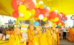 Trang nghi&ecirc;m lễ hội Qu&aacute;n Thế &Acirc;m