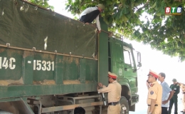 C&aacute;c xe cố t&igrave;nh cơi nới th&agrave;nh th&ugrave;ng xe, chở qu&aacute; trọng tải sẽ bị xử phạt nghi&ecirc;m