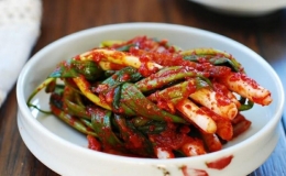 B&iacute; quyết muối kim chi h&agrave;nh l&aacute; chống ng&aacute;n chuẩn vị H&agrave;n