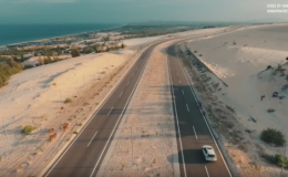 Cung đường sa mạc B&agrave;u Trắng nh&igrave;n từ tr&ecirc;n cao