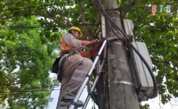 Điện lực th&agrave;nh phố: Th&aacute;o gỡ h&ograve;m c&ocirc;ng tơ điện của c&aacute;c kh&aacute;ch h&agrave;ng vi phạm