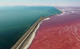 Hồ muối rộng nhất T&acirc;y b&aacute;n cầu c&oacute; 2 m&agrave;u xanh v&agrave; hồng