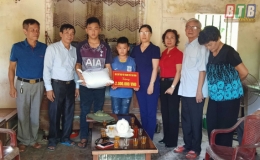 Thăm, tặng qu&agrave; gia đ&igrave;nh c&oacute; ho&agrave;n cảnh kh&oacute; khăn