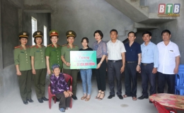 Trao kinh ph&iacute; hỗ trợ x&acirc;y nh&agrave; t&igrave;nh thương cho trẻ mồ c&ocirc;i